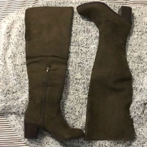 Very cute over the knee olive green boots.